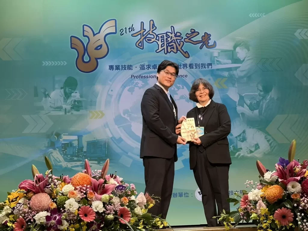 吳鳳科大美容美髮造型設計系蘇秀珍(右)榮獲第21屆技職之光證照達人獎,由教育部常務次長朱俊彰(左)頒獎