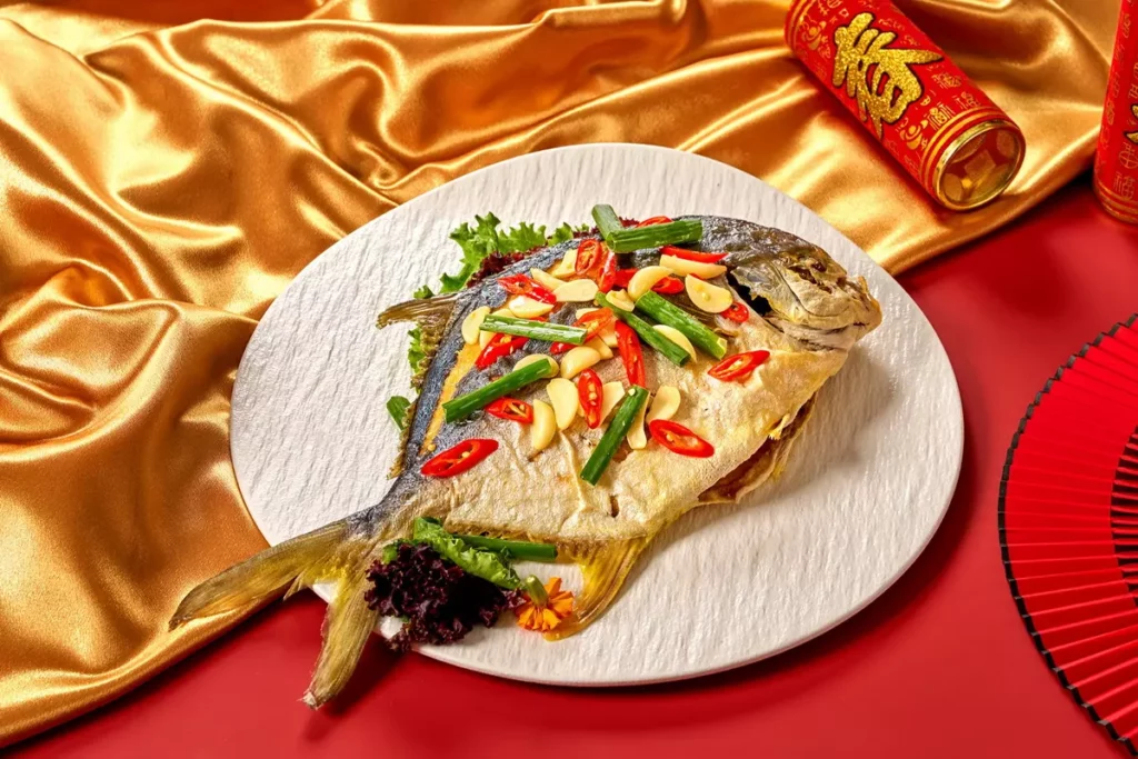 象徵年年有餘的「椒鹽香蒜金鯧魚」，金鯧炸至外酥內嫩，拌入椒鹽與蒜香激發鮮味。魚肉細緻、鹹香爽口，每口皆是酥脆香氣。 (瀚寓酒店提供)