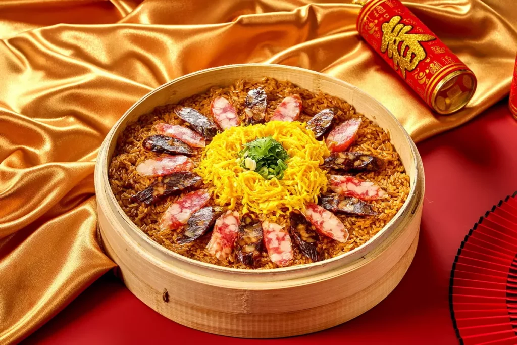 「港式臘味糯米飯」臘腸的鮮甜與酒香融入米粒裡，美味不油膩，米糯不軟也不黏，是一道經典的港式家常年菜。(瀚寓酒店提供)