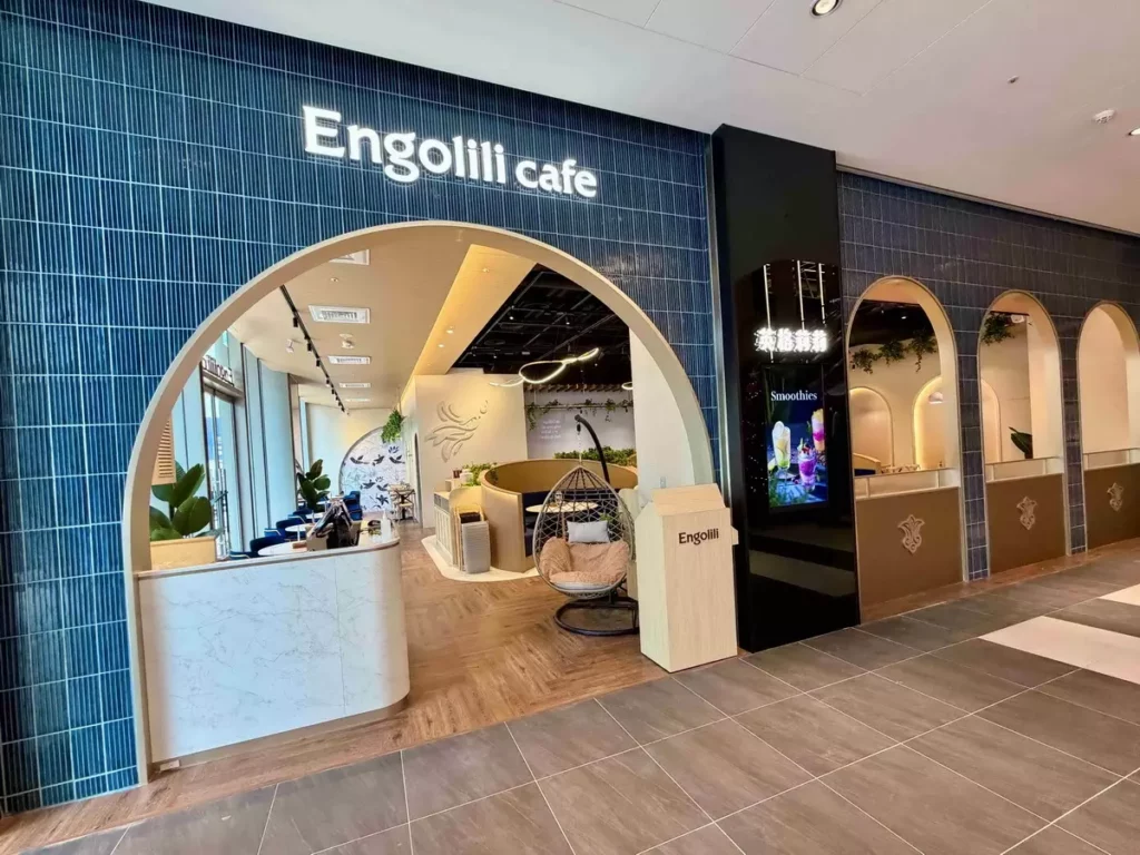 座落於三重CITYLINK一樓的Engolili英格莉莉,空間設計延續品牌標誌性的優雅美學,特別採用大面落地窗設計,將自然日光大方引入室內,營造出通透且明亮輕盈的空間感。圖/Engolili 英格莉莉提供