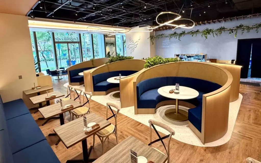 Engolili英格莉莉三重店運用俐落的線條感燈飾搭配度假風藤編座椅,並規劃經典的「英格藍」座位區,將英式古典與現代摩登完美融合。每一個角落都宛如絕美攝影棚。圖/Engolili 英格莉莉提供