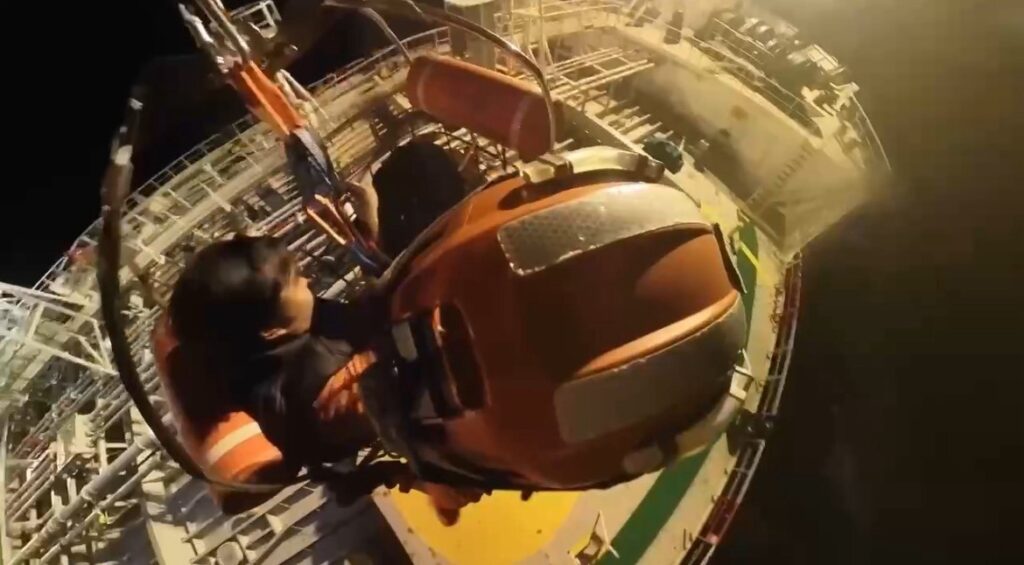 馬爾他籍油輪船員疑中風,海巡黑鷹夜間吊掛送醫。(海巡署提供)