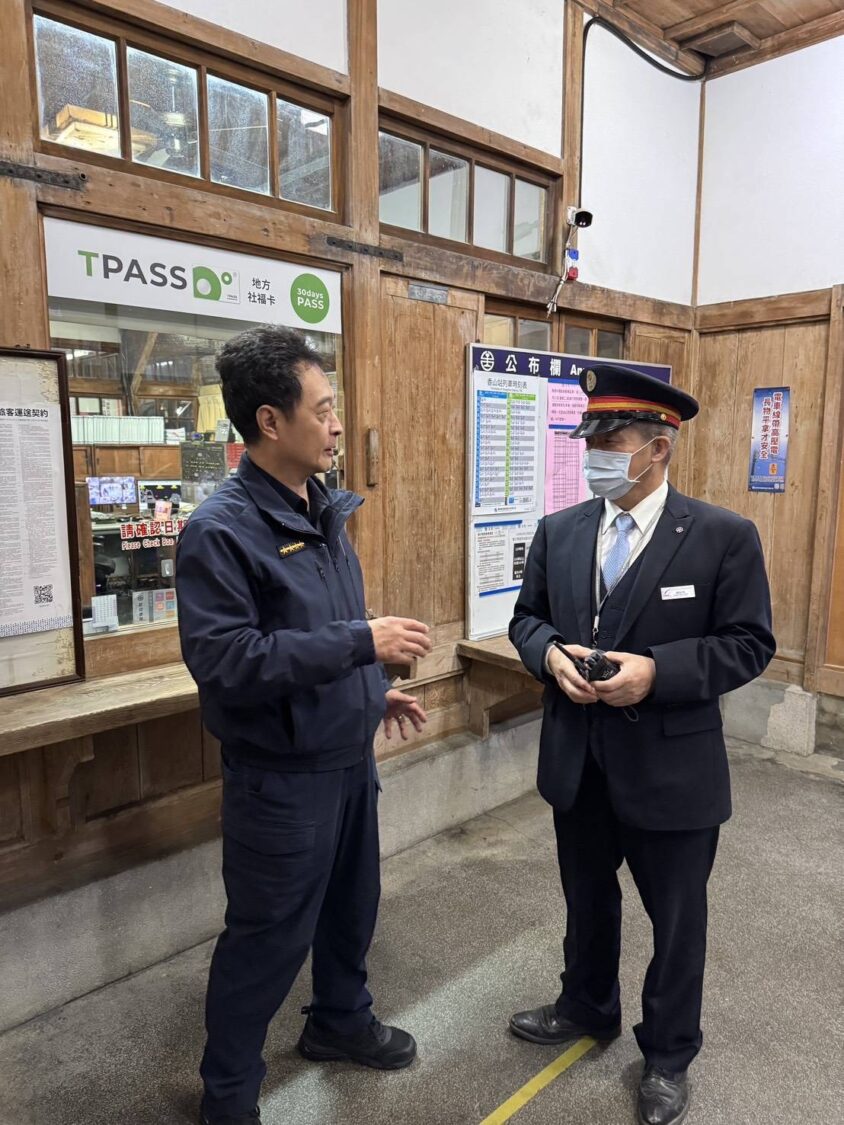 新竹市警察局長前往交通場站實地了解維安狀況,與站務人員交流勤務動線與即時應變機制,確保人潮節點安全運作。(圖/新竹市警察局提供)