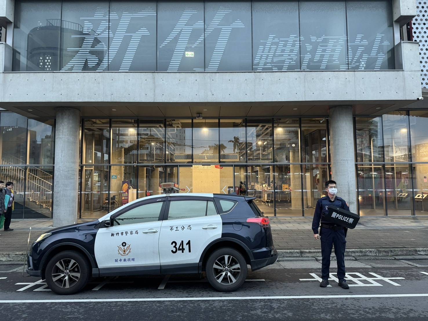 新竹市警察局加派警力於大型交通場站周邊巡守,巡邏車與員警定點部署,強化站外環境警戒,提升整體安全係數。(圖/新竹市警察局提供)