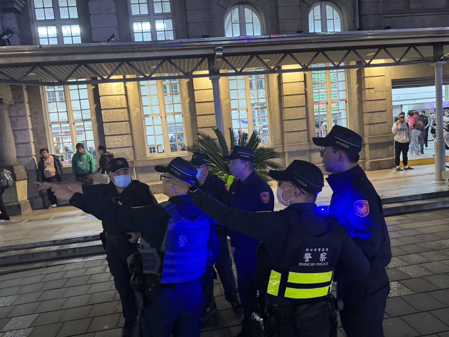 新竹市警察局夜間於車站周邊執行聯合巡守勤務,員警即時指揮與協調動線,確保人潮疏導與場站安全無死角。(圖/新竹市警察局提供)