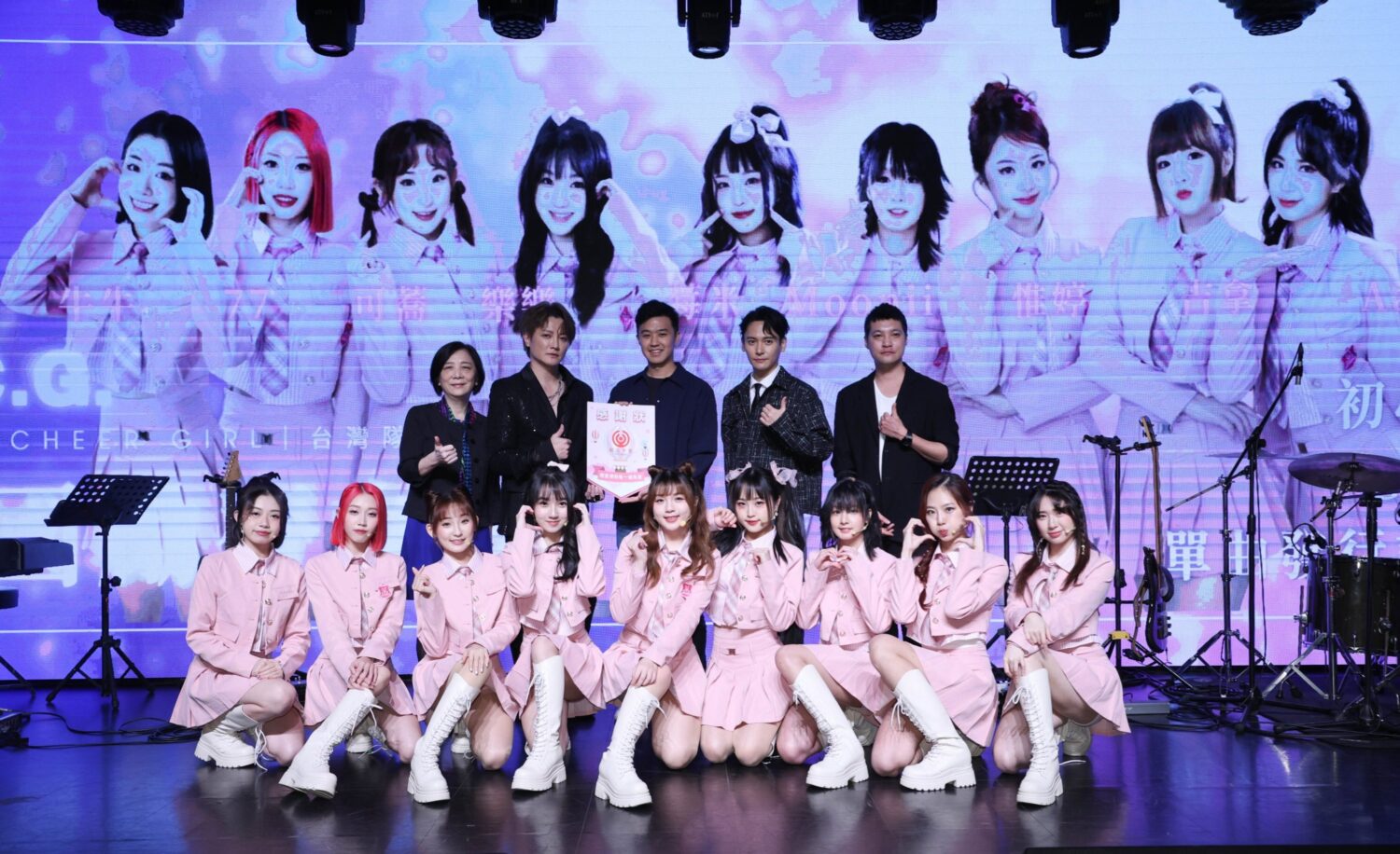 上排左起-紅心字會秘書長李顯文、金曲製作人阿沁、GIFTBACK執行長林其平、韓國傳奇男團 Click-B 主唱金泰亨、韓國勵齊女孩創辦人金泰汎,下排-L.C.G.勵齊女孩。(圖/紅心字會 提供)
