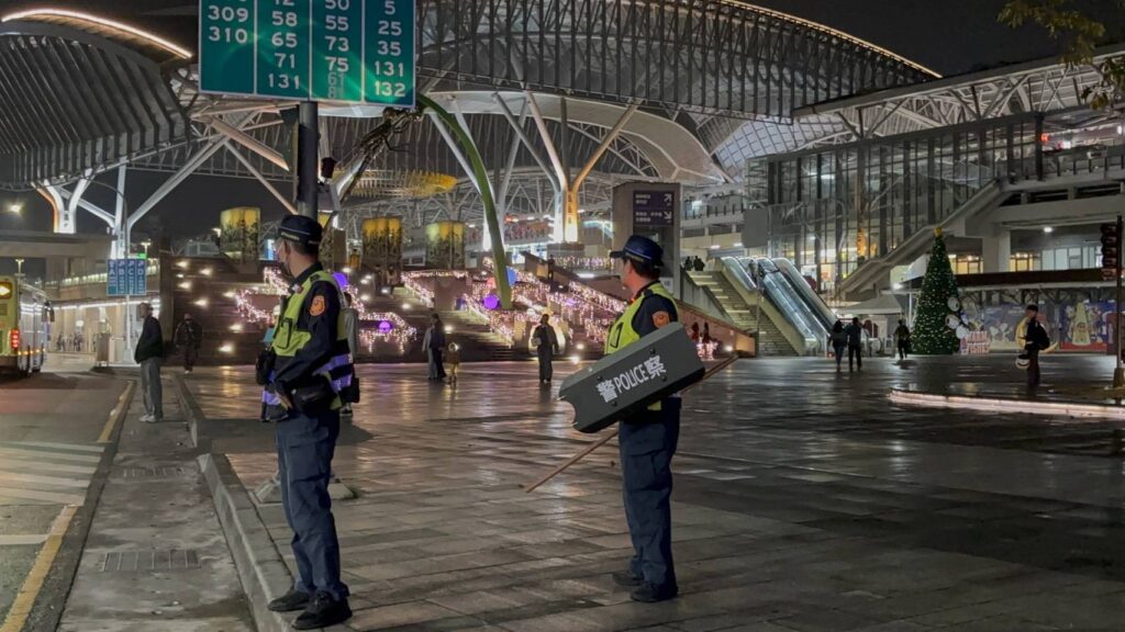 警方於臺中火車站站前廣場加強巡邏與定點守望,全面提升維安層級,確保耶誕嘉年華活動期間市民安全。(圖/記者林家嘉翻攝)