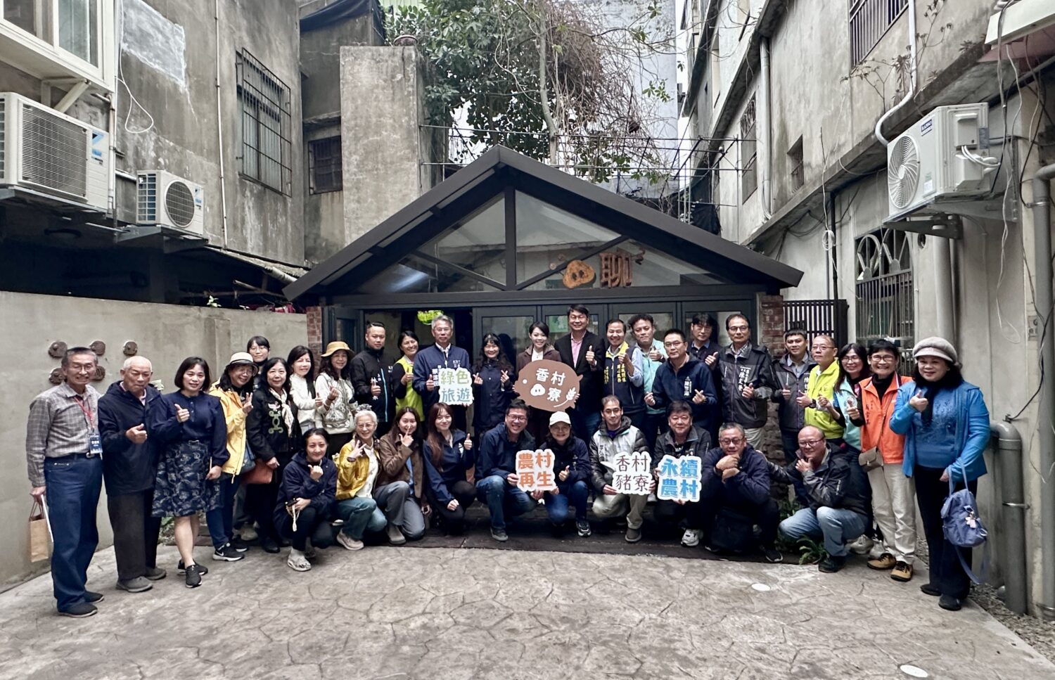 新竹市香村社區「香村豬寮」正式啟用,新竹市長高虹安與市府團隊、民代及社區居民合影留念,共同見證香村農村再生與永續旅遊新據點的重要里程碑。(圖/記者林照東攝)