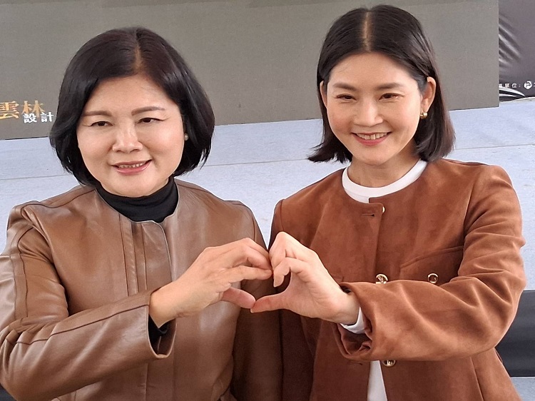 ▲縣長張麗善(左)宣布縣府文觀處長陳璧君(右)將出任雲林縣副縣長職務之榮耀。(記者劉春生攝)