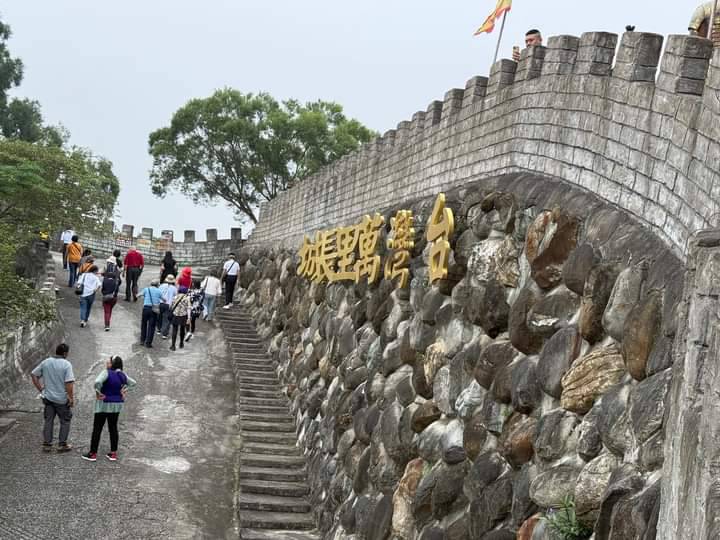 圖文：白河萬里長城推耶誕變裝優惠全套耶誕裝免費入園、配戴耶誕帽199元。 