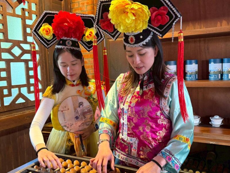 圖文：白河萬里長城推耶誕變裝優惠全套耶誕裝免費入園、配戴耶誕帽199元。 