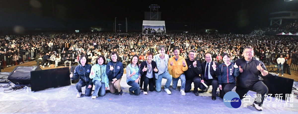 群星齊聚彰化歲末演唱會,3.5萬人歡唱迎接2026新年。圖/彰化縣政府提供