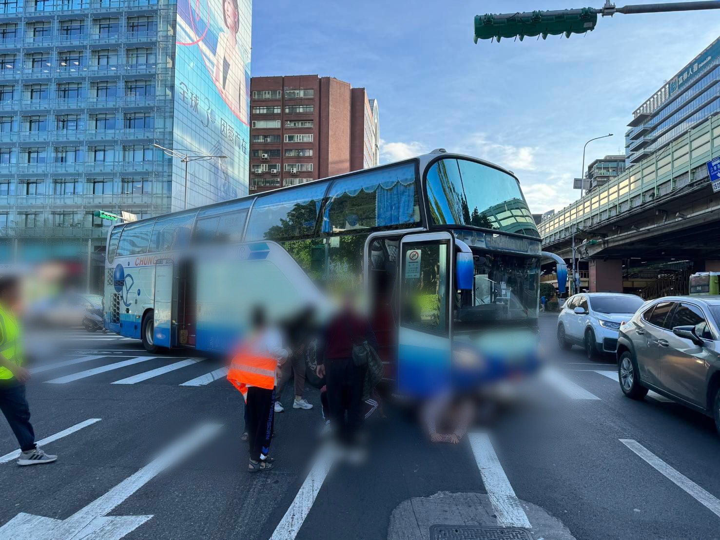 台北市中山區建國北路、民權東路口,昨(20)日下午15時許發生1起遊覽車撞自行車的交通事故。