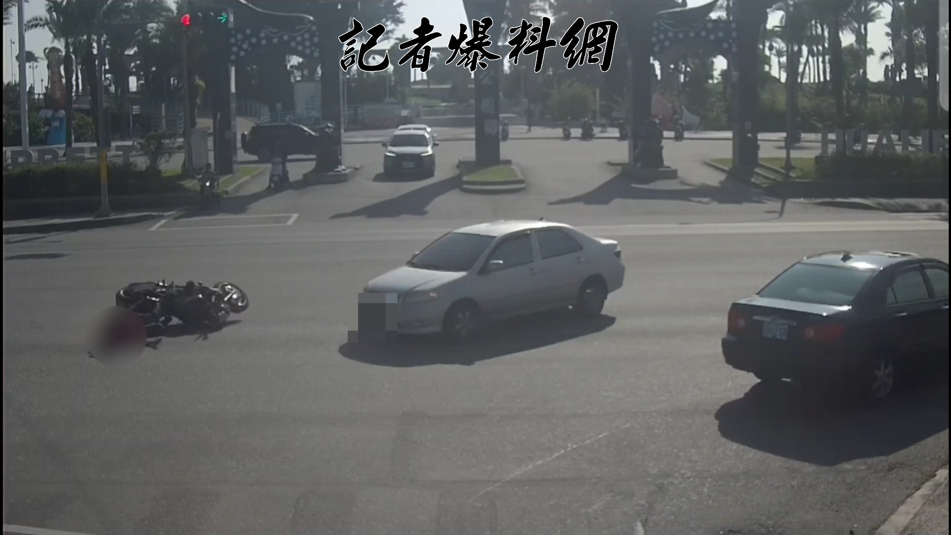 29歲徐姓男子騎乘大型重型機車行經該路口時,疑似因闖紅燈且車速過快,在發現對向車輛左轉時煞車不及,整台重機瞬間「滑鏟」猛烈撞向轎車