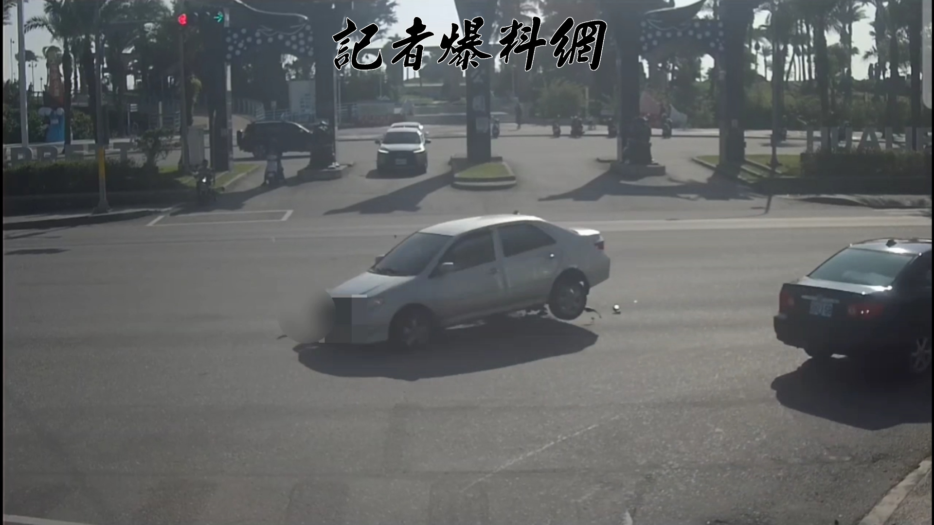 29歲徐姓男子騎乘大型重型機車行經該路口時,疑似因闖紅燈且車速過快,在發現對向車輛左轉時煞車不及,整台重機瞬間「滑鏟」猛烈撞向轎車