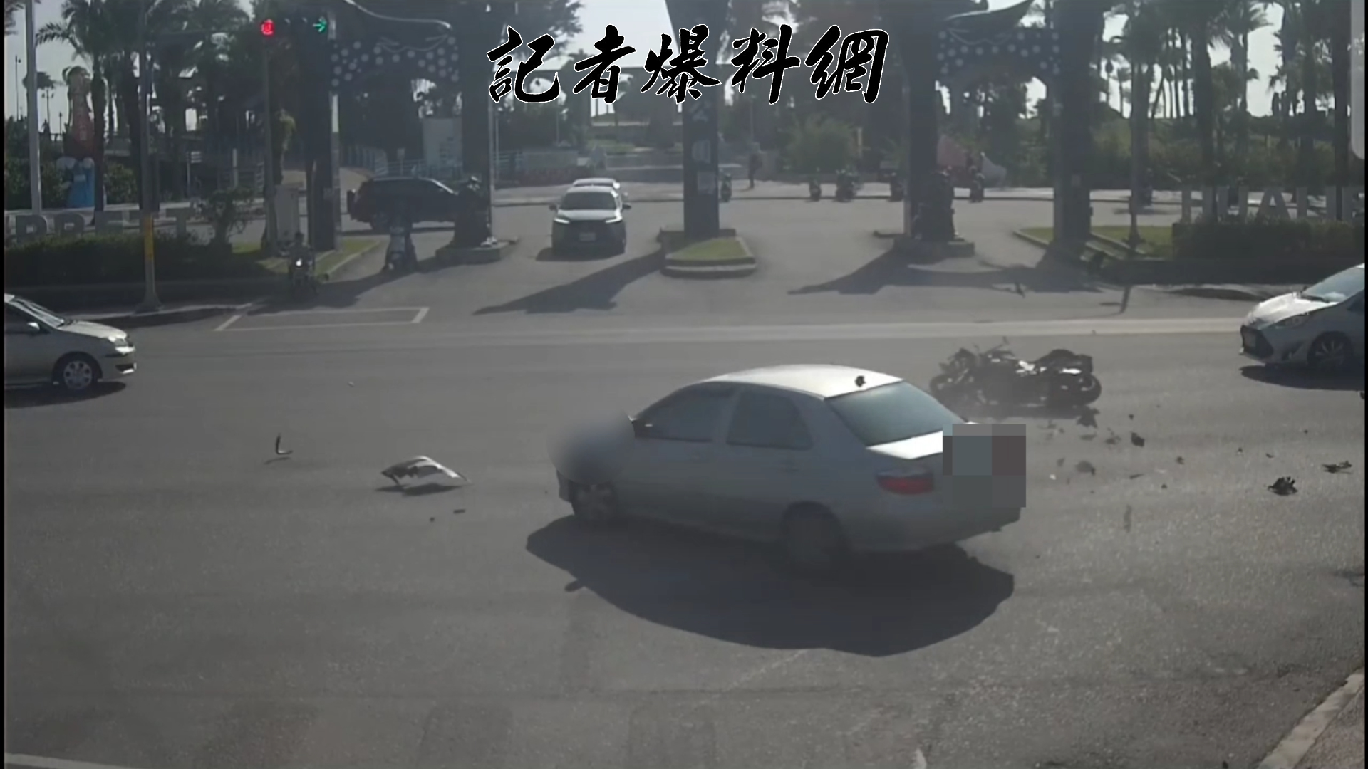 29歲徐姓男子騎乘大型重型機車行經該路口時,疑似因闖紅燈且車速過快,在發現對向車輛左轉時煞車不及,整台重機瞬間「滑鏟」猛烈撞向轎車
