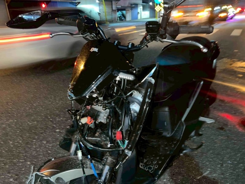 撞擊力道猛烈,機車車頭當場變形卡死,需動用3名人力才順利將機車移至路旁。