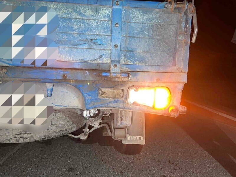 小貨車周姓駕駛事後向警方表示,轉彎前很早便已打起右轉方向燈,不清楚後方機車為何仍會追撞上來。