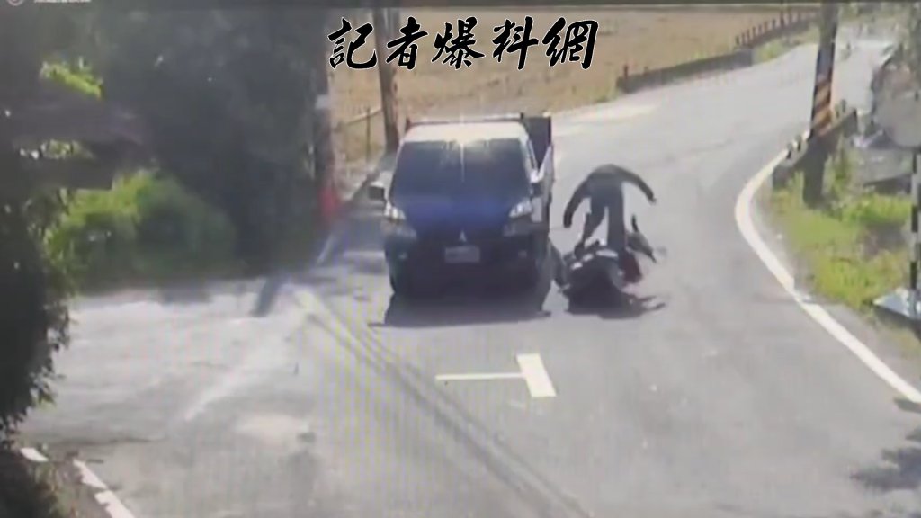 地上有畫T!機車左轉沒減速碰撞直行小貨車 騎士噴飛滾進路旁草地