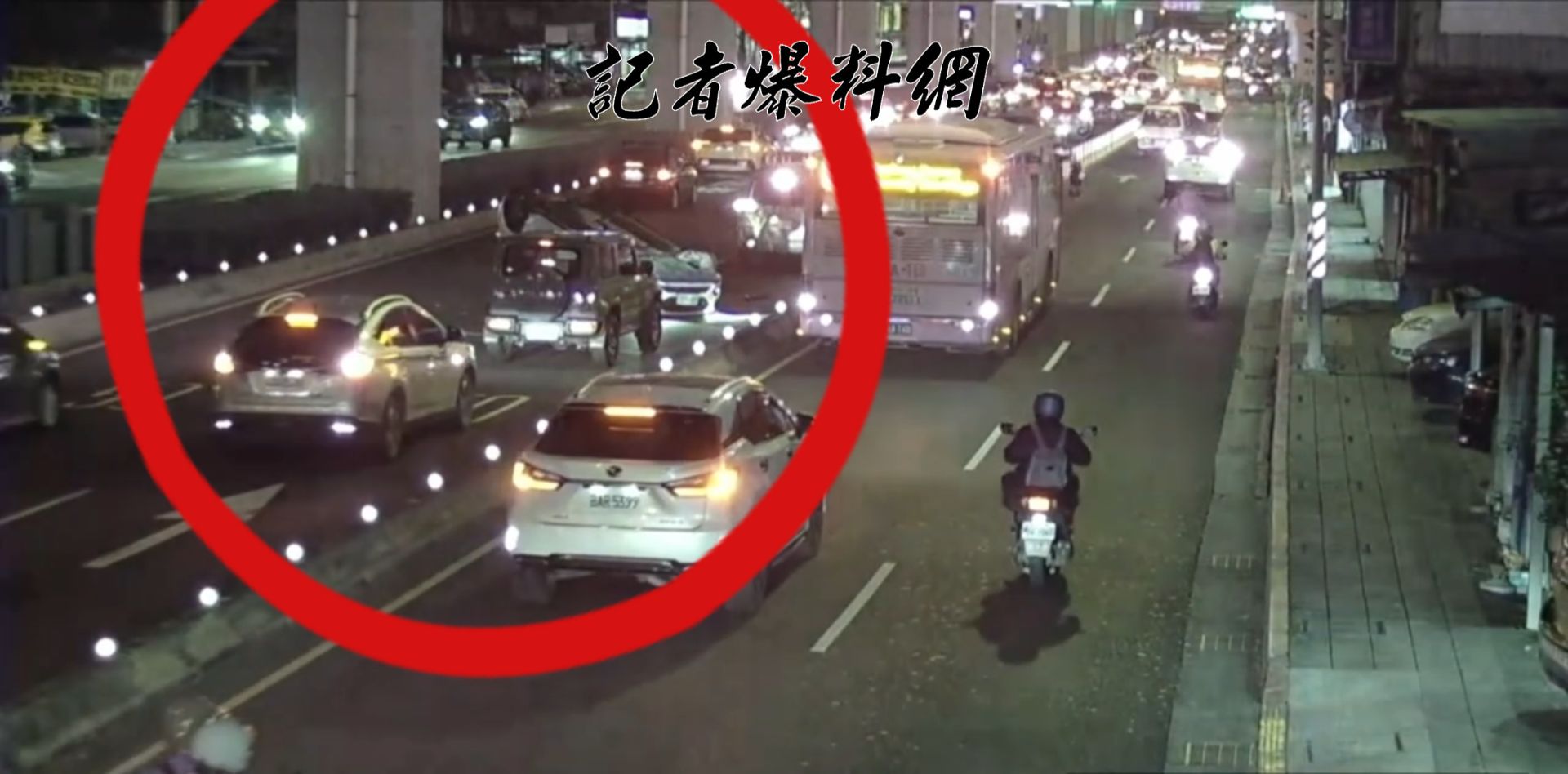 新北市中和區景平路昨（20）日傍晚17時許發生1起驚險翻車事故。
