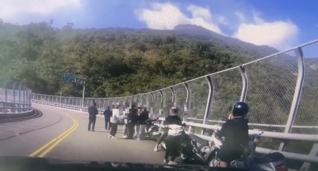 山路一彎「他撞斷魂」…17歲少年騎微型電動車　失控撞橋墩亡