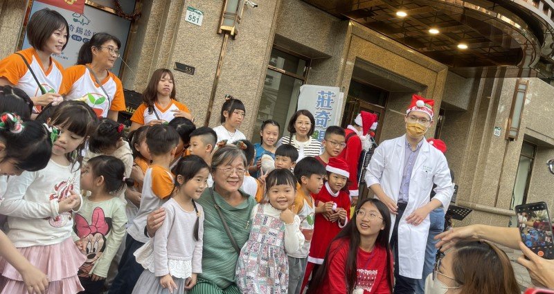 音樂與祝福滿溢　莊奇錫診所周年慶攜手親子迎聖誕