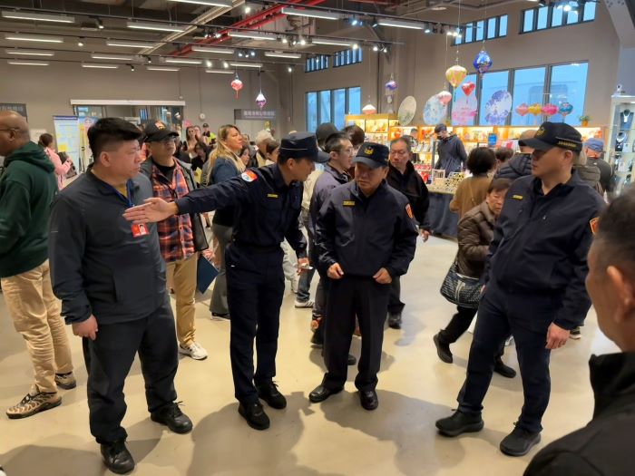 嚴守第一線 基隆港警總隊全面提高警戒 2 《圖說》基隆港警總隊長陳昭甫〈右二〉巡視港區安全強化勤務。〈基隆港警總對提供〉