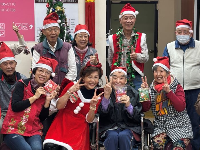 暖心祝福聖誕快樂 板橋榮家攜手救恩堂報佳音 37 《圖說》百歲劉伯伯開心與板橋榮家陳桂美主任(左2)合影。〈板橋榮家提供〉