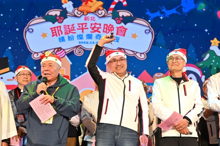 《圖說》2025新北市耶誕平安晚會，市長侯友宜領銜市府團隊與各教會牧長、百人詩班向萬名遊客報佳音。〈民政局提供〉