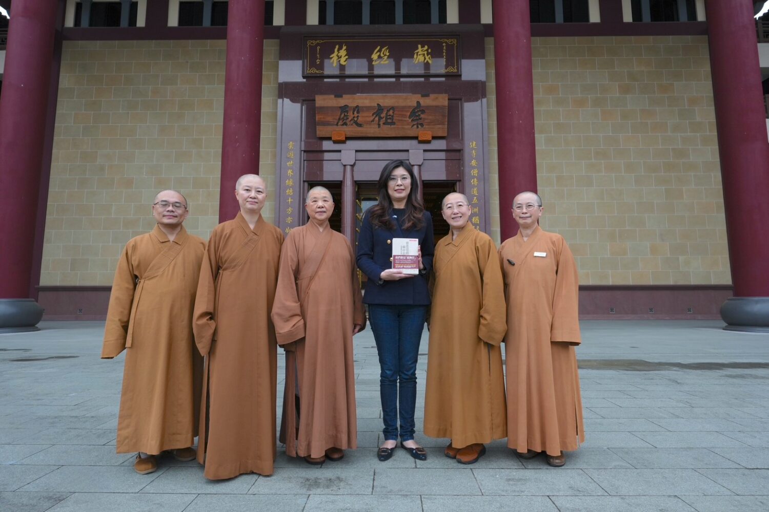 鄭麗文訪佛光山 找到歡喜信心