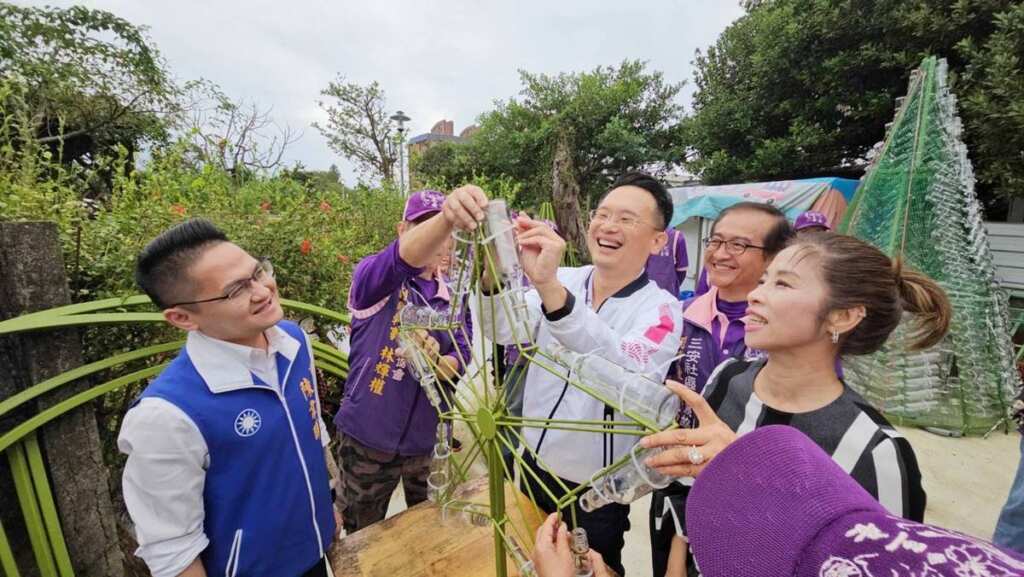 ▲1500支廢玻璃瓶聖誕樹點亮平鎮。
