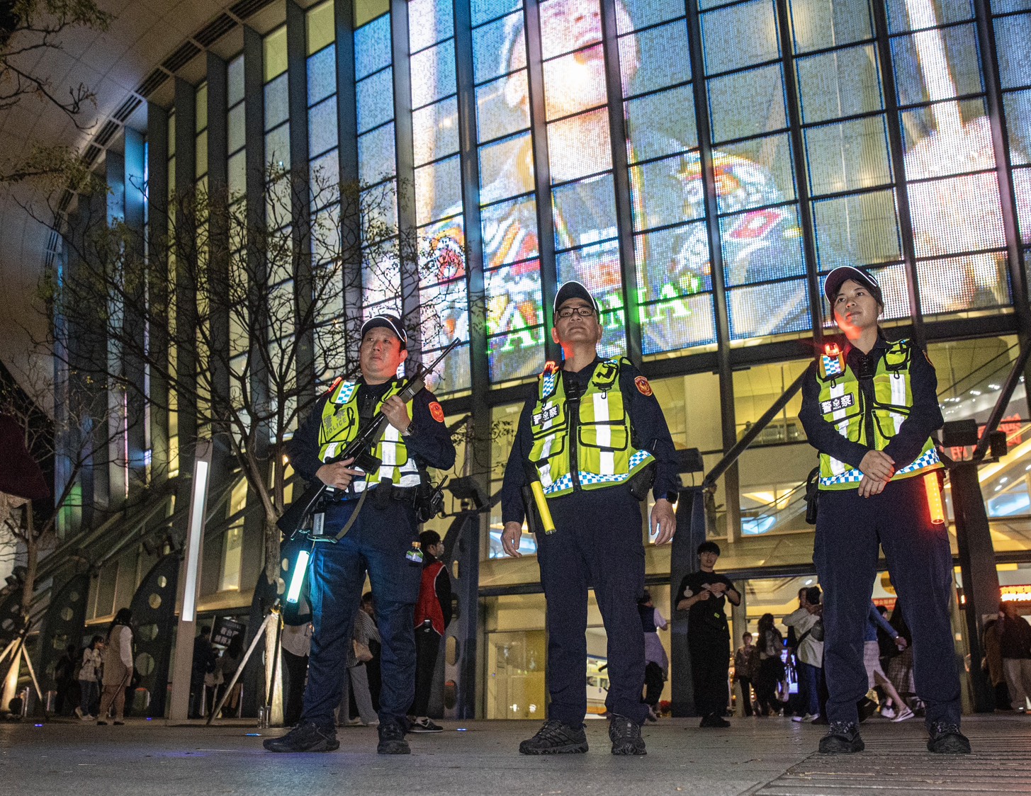 北捷恐攻草木皆兵 「警持長槍+肩燈」加強小巨蛋周邊維安 236 北捷恐攻草木皆兵 「警持長槍+肩燈」加強小巨蛋周邊維安 235