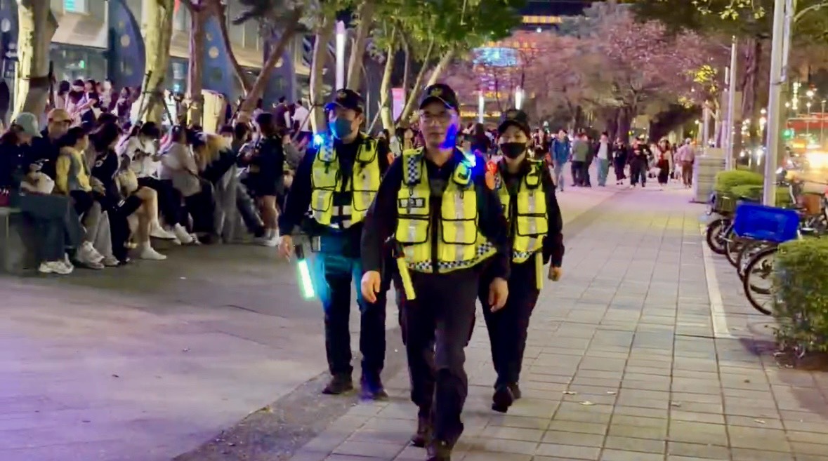 北捷恐攻草木皆兵 「警持長槍+肩燈」加強小巨蛋周邊維安 238 北捷恐攻草木皆兵 「警持長槍+肩燈」加強小巨蛋周邊維安 237