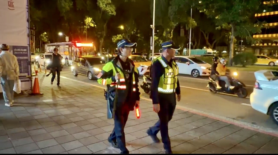 北捷恐攻草木皆兵 「警持長槍+肩燈」加強小巨蛋周邊維安 240 北捷恐攻草木皆兵 「警持長槍+肩燈」加強小巨蛋周邊維安 239