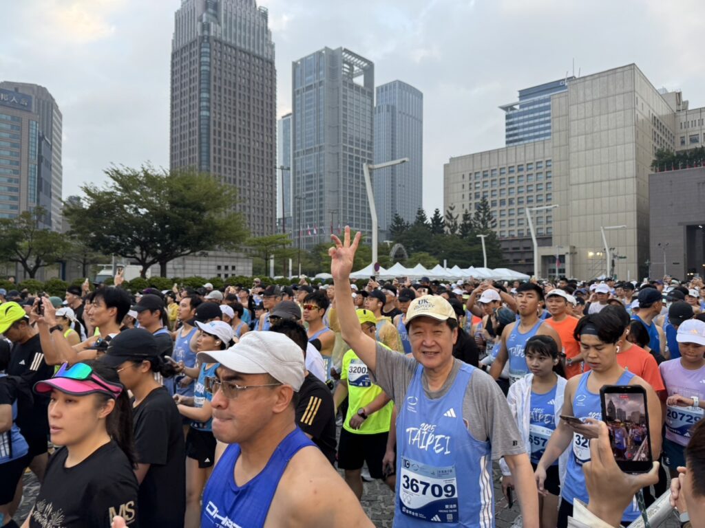 費鴻泰於起跑區整裝出發,迎向2025臺北馬拉松。(翻攝畫面)