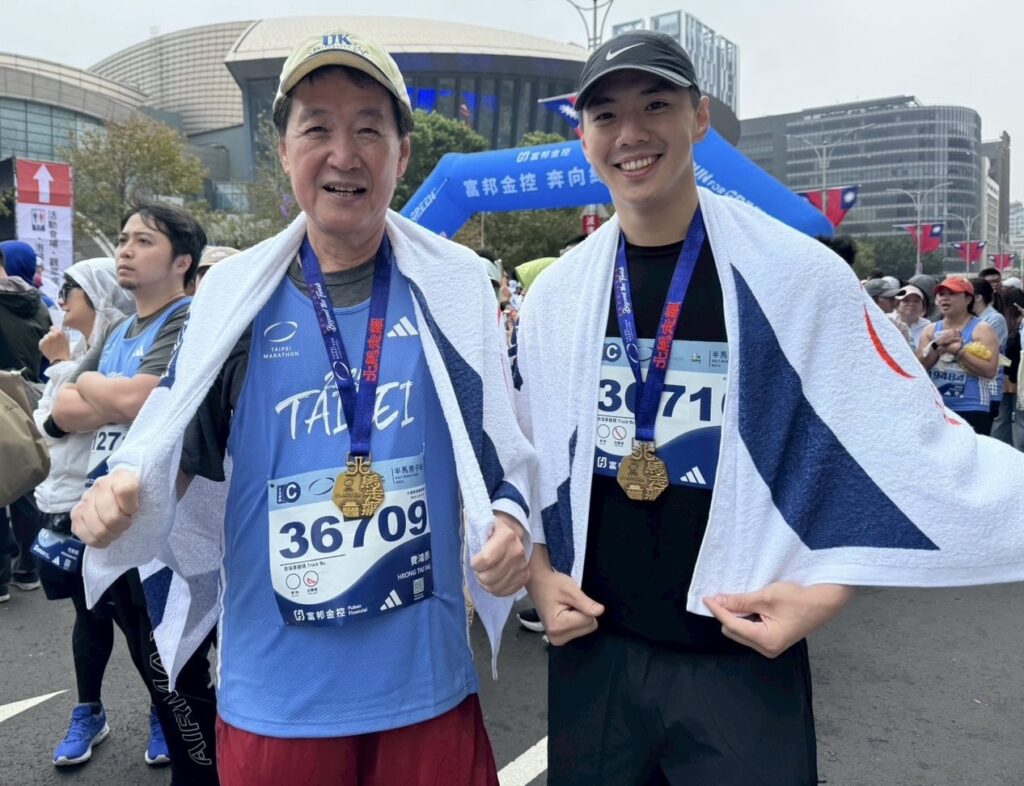 費鴻泰與費聿德並肩參賽,分享達成2025臺北馬拉松目標的快樂時刻。(翻攝畫面)