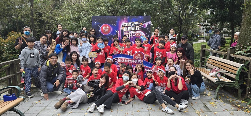 ▲劉益和教育學院的師生合影。