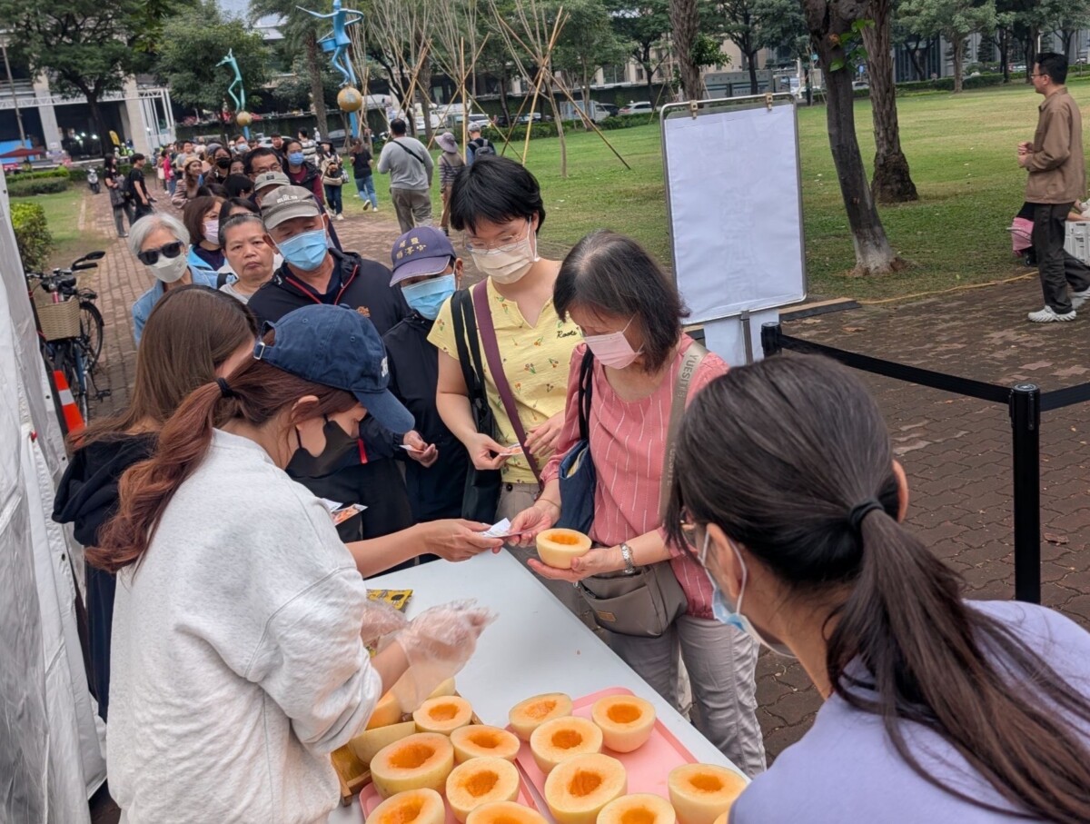 ▲周末神農市集舉辦天使瓜吃瓜群眾大募集活動,現場人潮洶湧、氣氛熱絡。