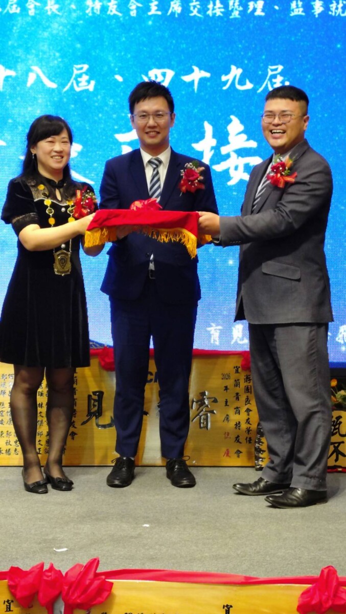 ▲陳翠甄(左)將會長印信移交新會長張育騰(右)。