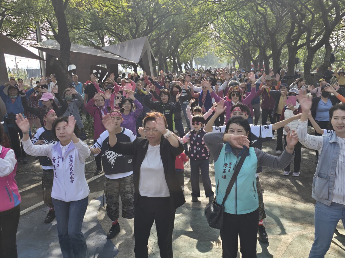▲彰化縣長王惠美與民眾一起暖身操。(記者廖美雅拍攝)