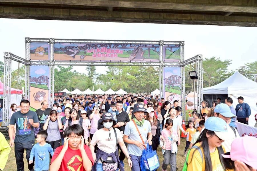 ▲大樹區健跑活動起跑拱門鳴槍出發,民眾攜家帶眷熱情參與,現場洋溢健康與活力氛圍。
