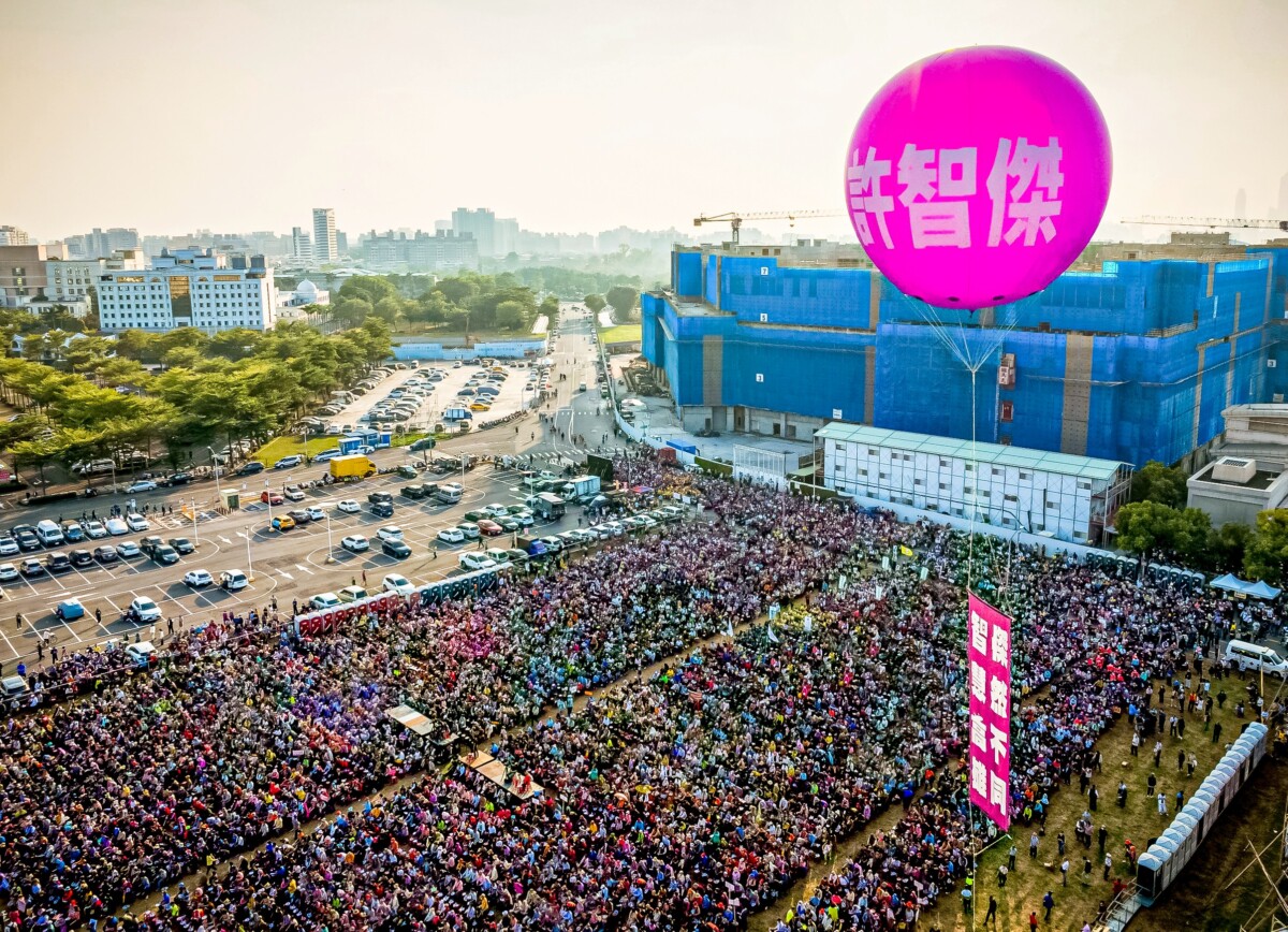 ▲七萬人擠爆造勢會場!許智傑宣示打造高雄AI首都、決戰最後關鍵時刻。