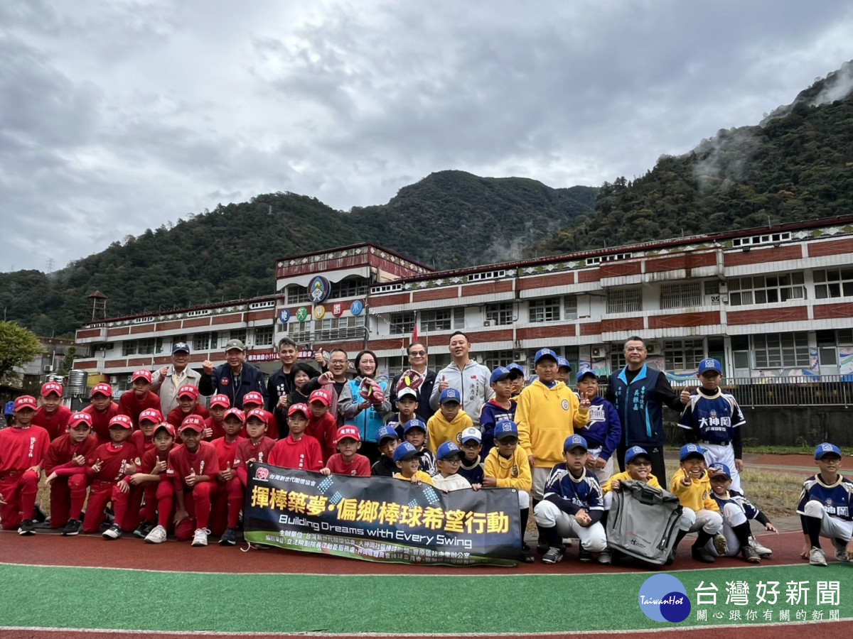 台灣新世代關懷協會捐贈包含遠征背包、棒球手套、球襪，以及軟式與硬式棒球予德芙蘭國小。