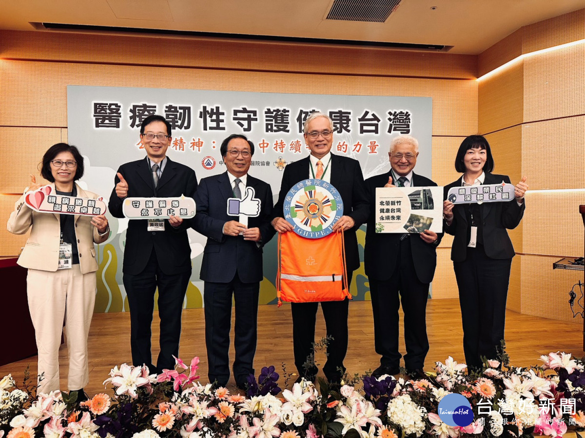 新竹分院陳曾基院長（右二）偕團隊，與北榮陳威明總院長（右三）及陳志鴻副召集人。