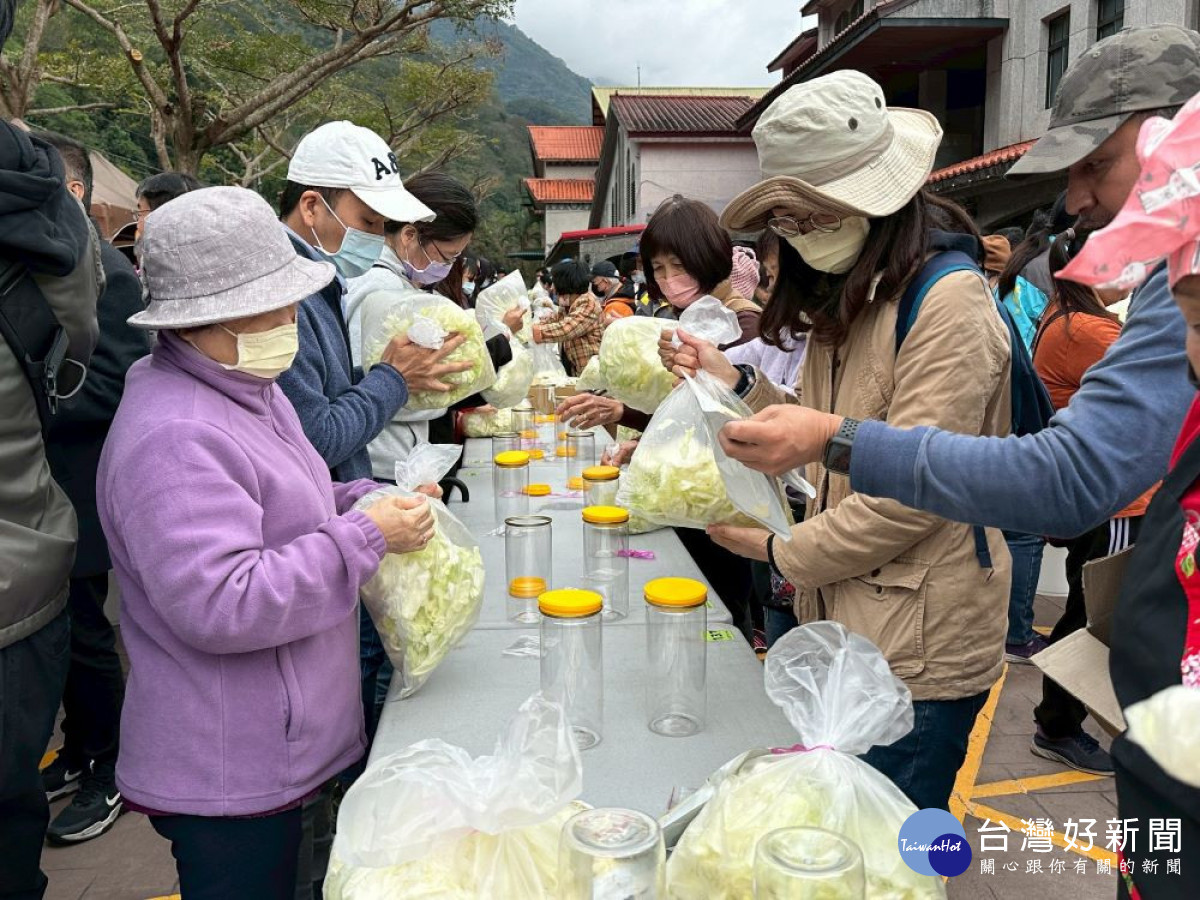 信義鄉踏雪尋梅活動12/27開鑼日，入冬後到梅子夢工廠參加「梅子泡菜DIY」，為家人作一罐「冬季版限定泡菜」-資料照片。(圖/記者賴淑禎攝)