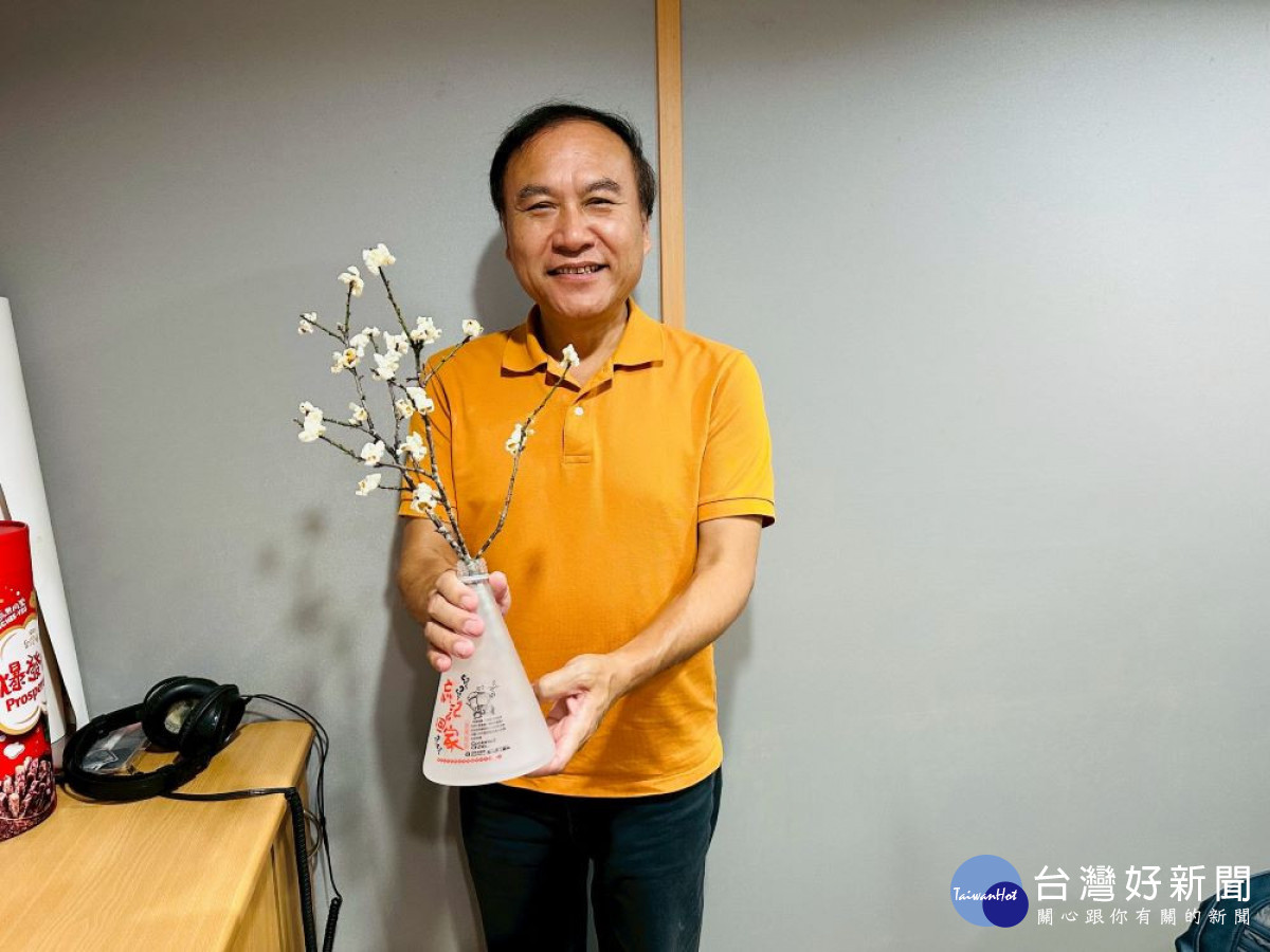 信義鄉農會梅子夢工廠廠長張志雄邀親子參加雪尋梅開鑼日活動,一起作爆梅花趣味DIY。(圖/記者賴淑禎攝)