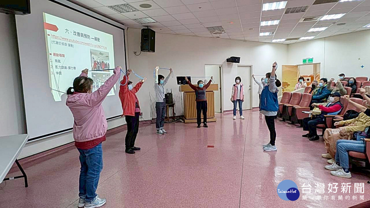 護理師邀請家屬體驗彈力帶訓練(桃療提供)