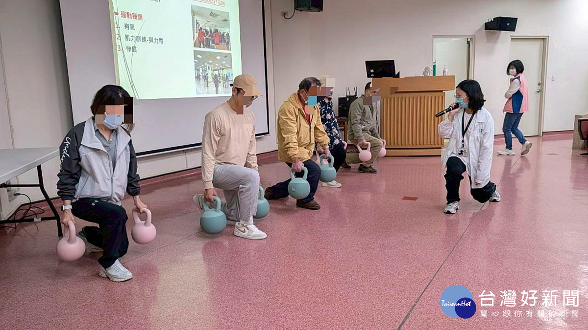 職能治療師請家屬體驗壺鈴肌力訓練(桃療提供)