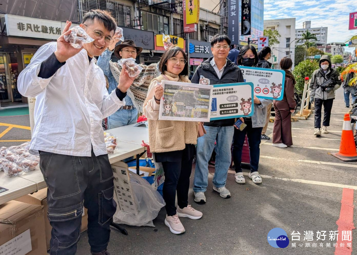 內政部國土署人員特地到場支持參與「2025中原耶誕散步節」,並向民眾宣導人本交通與行人安全觀念。