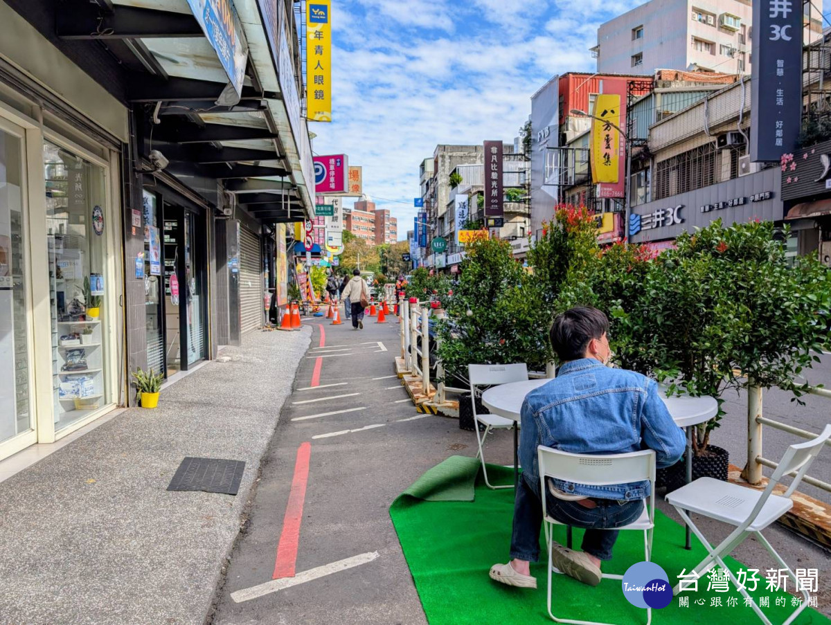 「2025中原耶誕散步節」戶外座椅區,讓街道從通行空間轉為生活場域。<br /><br /> <br /><br />